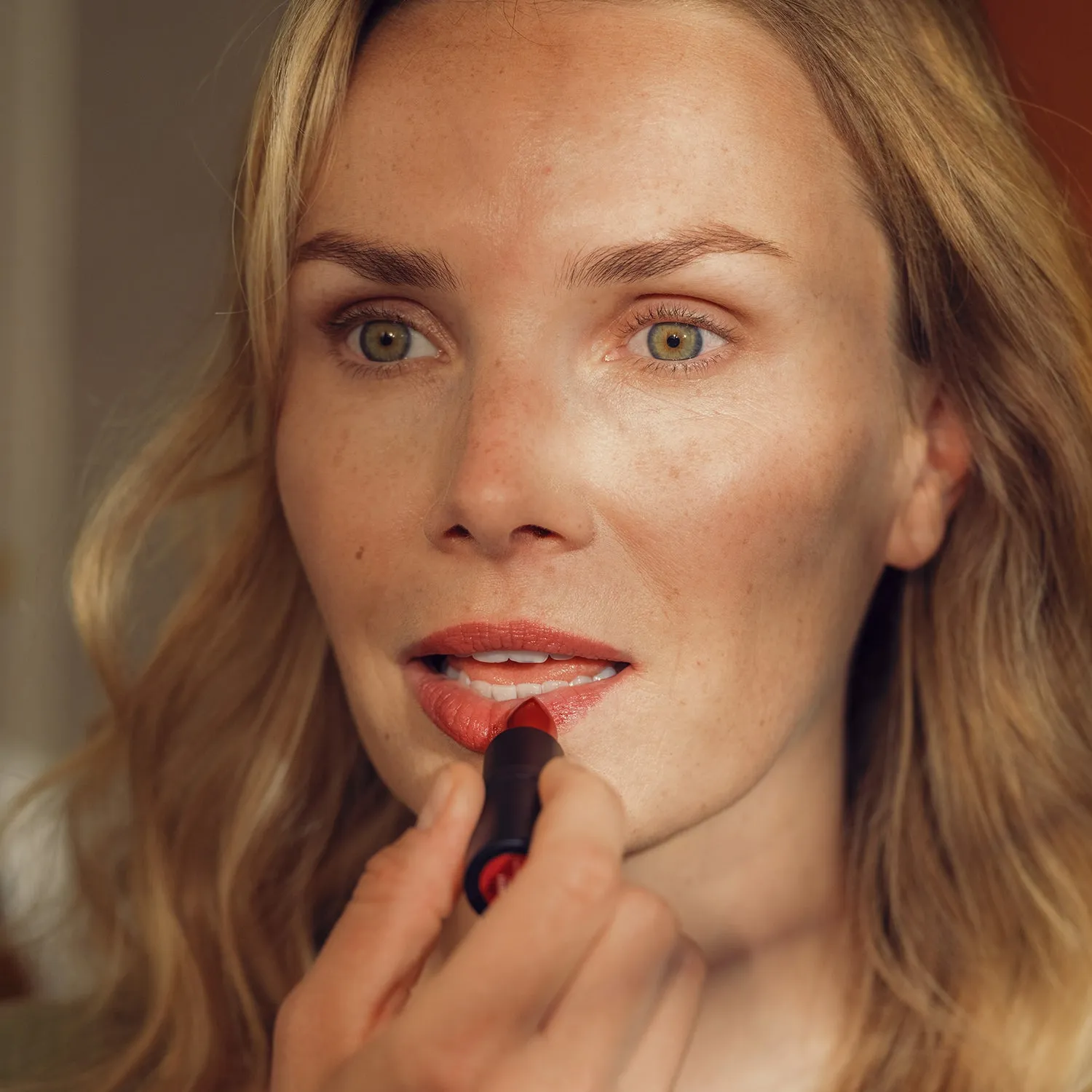 JUNGLÜCK Hyaluron Lippenbalsam Beere 4,5 g getönt